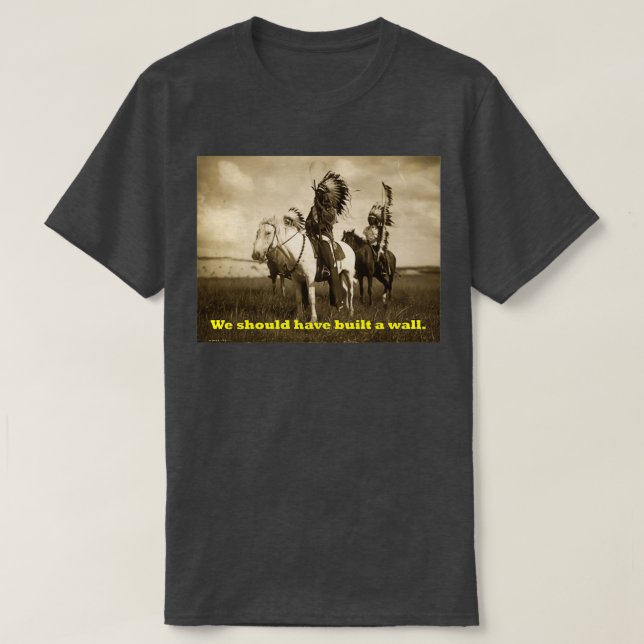 Native America Vi borde ha byggt en mur  T Shirt (Design framsida)