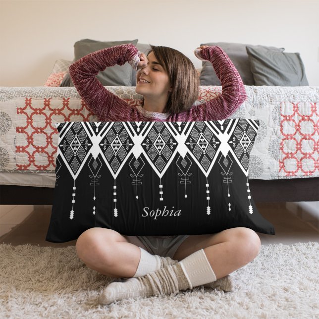 Native American Black and White Custome Prydnadskudde (Skapare uppladdad)