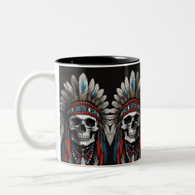 Native American Chief Skull med headdress Två-Tonad Mugg (Vänster)