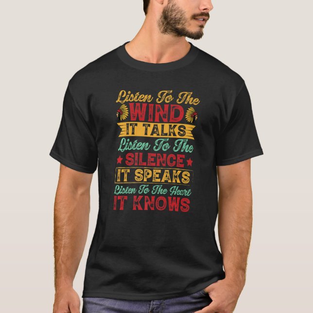 Native American Pride lyssnar på den Vind det tala T Shirt (Framsida)