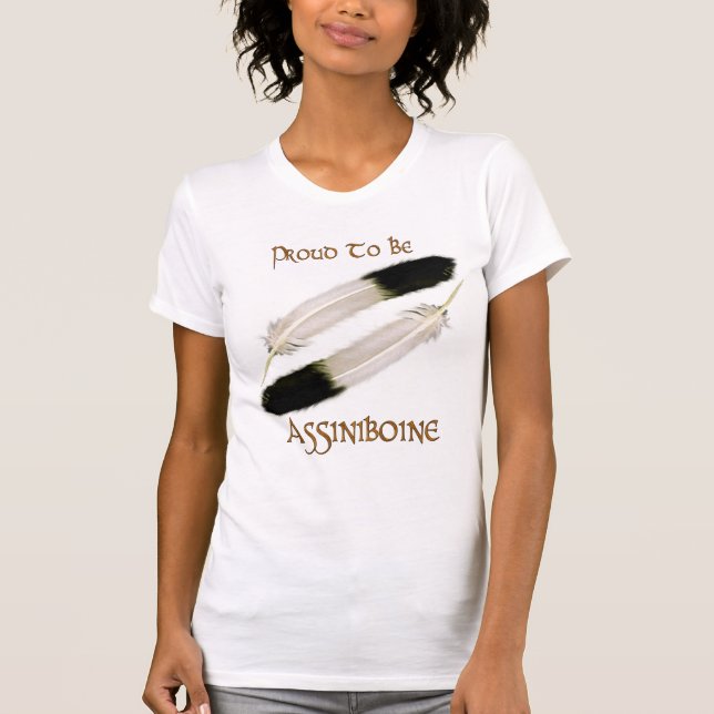 Native American 'PROUY TO BE ASSINIBOINE' Series Tee (Framsida)