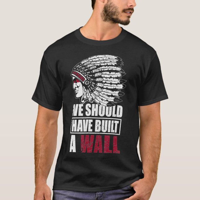 Native American We Should Have Built A Wall T Shirt (Framsida)