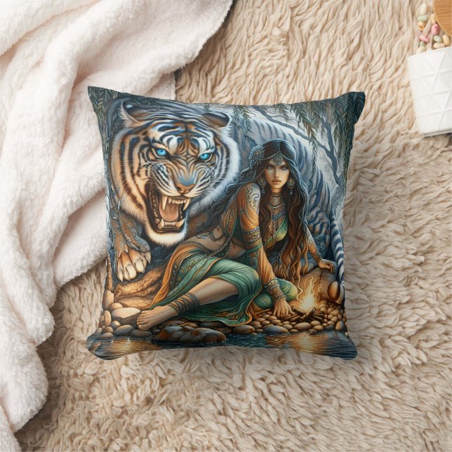 Native American Woman Relaxing by a Tiger Kudde (Filt)