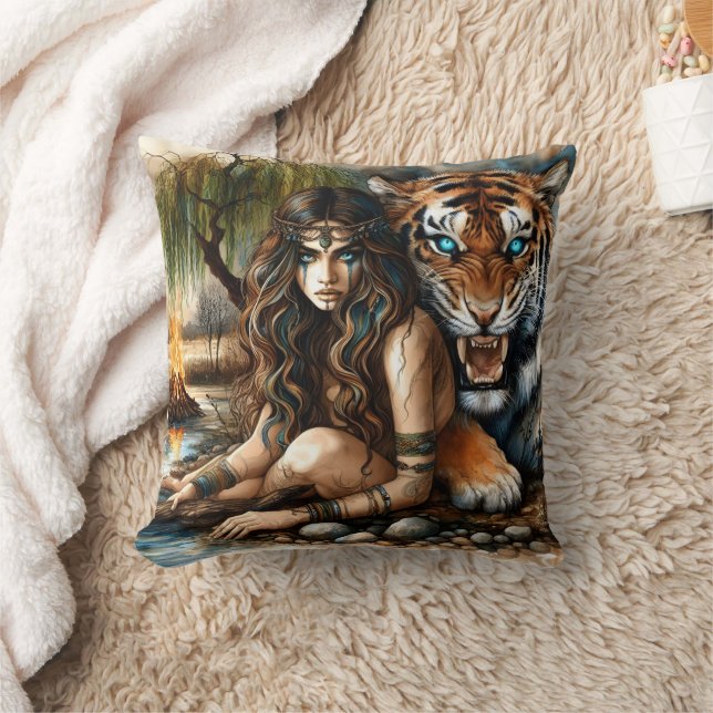 Native American Woman With Tiger vid en flod Kudde (Filt)