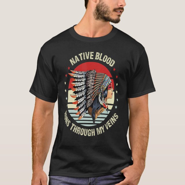 Native Blood Runs Through My Veins Feather Native  T Shirt (Framsida)