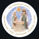 Nativitet Returnera texten Namn Adress Guld  Vit Runt Klistermärke<br><div class="desc">Fönsterskapets text ger texten från Namn Adress Guld vit. Ett vackert målat Nativitetscen,  med Mary,  Joseph och baby Jesus i en manger,  är i mitten,  med ditt namn böjt ovanför och din returadress böjd nedanför,  vilket du lätt kan anpassa.</div>
