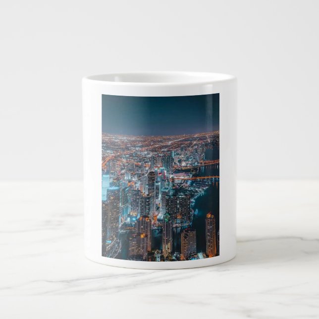 Natt – fantastiska stadsbelysningar och urban stra jumbo mugg (Framsidan)