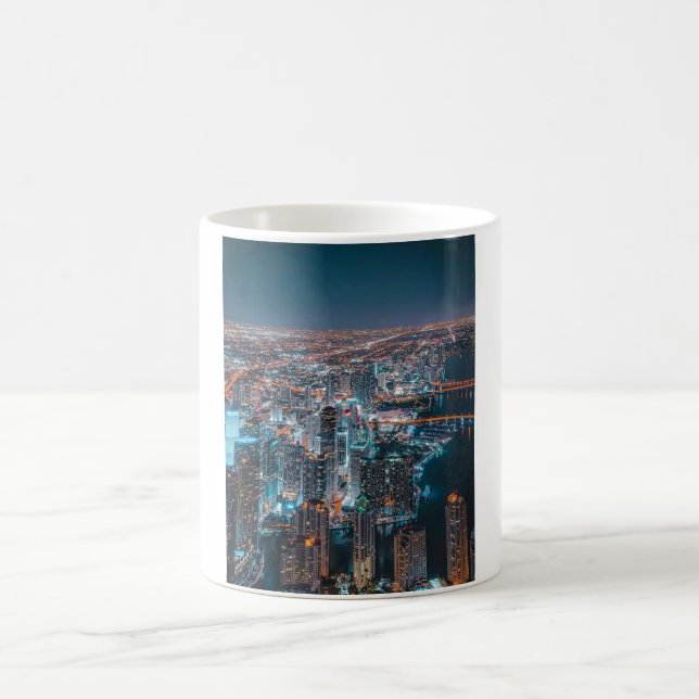 Natt – fantastiska stadsbelysningar och urban stra kaffemugg (Center)