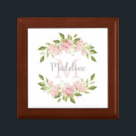 Nätt Monogram och namn för rosa ros | Minnesask<br><div class="desc">Denna härliga gåva boxas särdragsprejer av vattenfärgrodnadrosa ros med gröna löv,  och ditt monogram och namn i centrera på en vitbakgrund.</div>