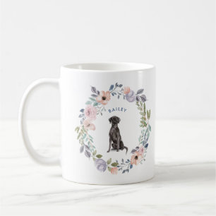 Nätt svart lab hund för vattenfärgblommigt kaffemugg