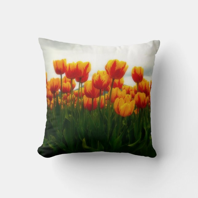 Nätt tulpan i blommafält kudde (Framsida)