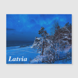 Natt vinterplats med snö täckt gräs