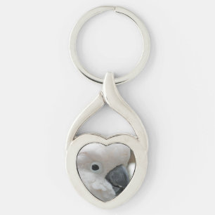 Nätt vitkakadua twisted heart silverfärgad nyckelring