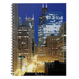 Natten beskådar av cityscape av Chicago Anteckningsbok Med Spiral
