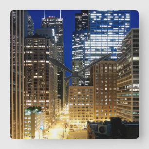 Natten beskådar av cityscape av Chicago Fyrkantig Klocka