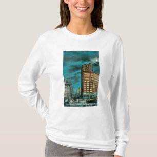 Natten beskådar upp Kearney St på krönikan Bldg T-shirt