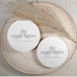Natten före Elegant bröllop-middagen Underlägg Papper Rund<br><div class="desc">Enkel och elegant runt underlägg för din repetitionsmiddag,  med "natten före" i klassiskt svart skript. En tidslättslös utformning som gör firande mer personlig berört.</div>