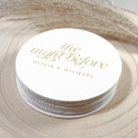 Natten före Guld Bröllop-rehearsal Underlägg Papper Rund<br><div class="desc">Elegant Rehearsal Dinner Decor: Lägg till en förfinad beröring till ditt evenemang med de här underläggen för guld-repetitionsmiddagen i elegant. De har "natten före" i snyggtens skript och är perfekt för dekoration före bröllop som känner personlig och tidlöshet.</div>