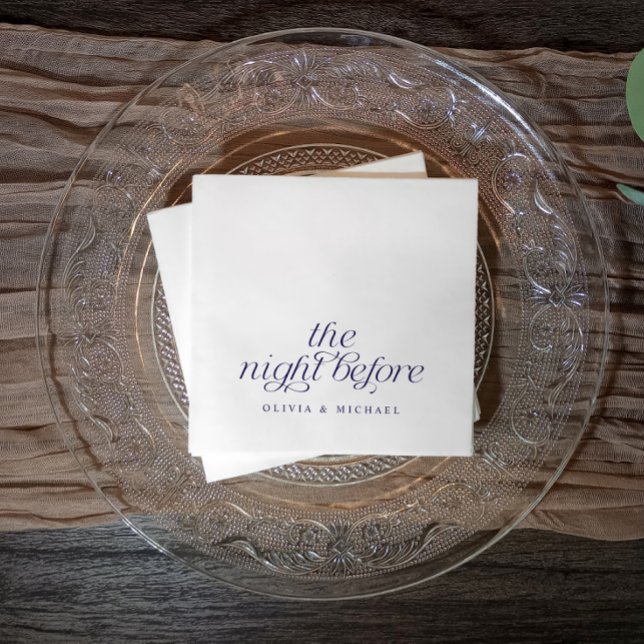 Natten före Mörk blått repetitionsmiddag Pappersservett (Elegant rehearsal dinner napkins in navy blue on an elegant plate on a rustic vintage table.)