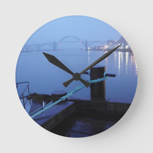 Natten överbryggar rund klocka (Framsida)