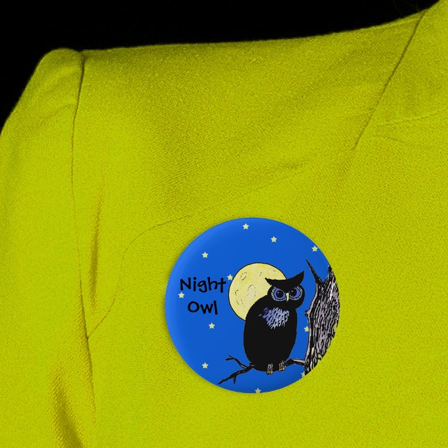 Natten Uggla i Måne-knappen Knapp (Black Night owl on tree branch yellow moon and stars on blue night sky round pin back button.)