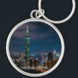 Nattplats av Taipei 101, Taiwan Rund Silverfärgad Nyckelring<br><div class="desc">Fotografera vid Jyeh Wang ©riverme*2014.</div>