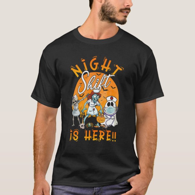 Nattskift är här Nurse Ghost Skeleton Zombie Ha T Shirt (Framsida)