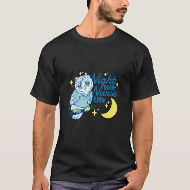 Nattskift Nurse Life Uggla som arbetar T Shirt (Framsida)