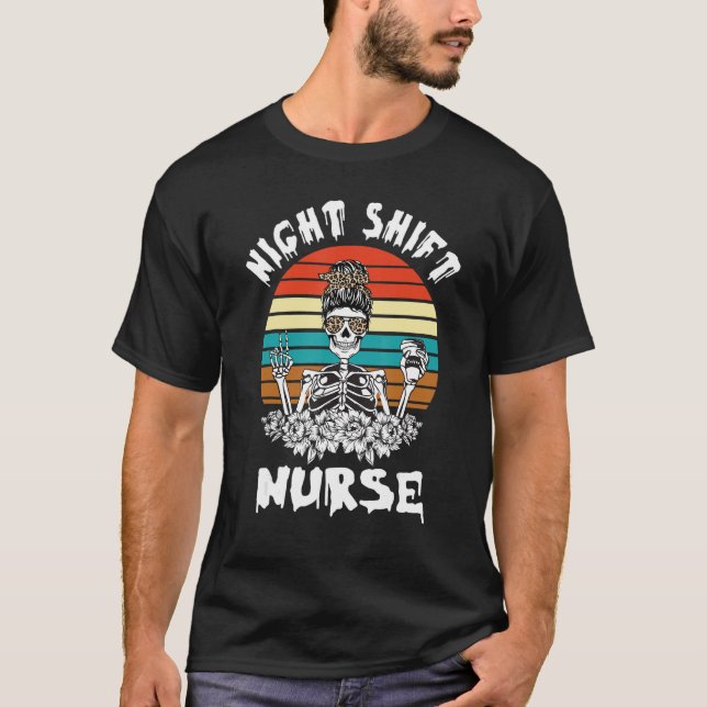 Nattskift Nurse Skeleton Halloween T Shirt (Framsida)