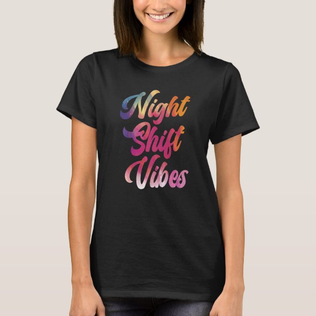 Nattskift Vibes Graveyard Shift Worker Employee T Shirt (Framsida)