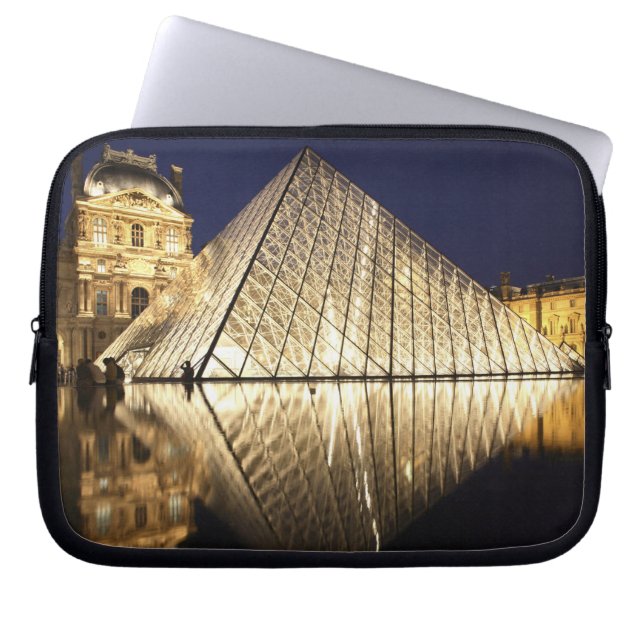 Nattvy av glaspyramiden på Musée du Laptop Sleeve (Framsidan)
