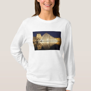 Nattvy av glaspyramiden på Musée du T-shirt