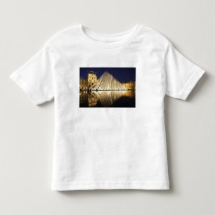 Nattvy av glaspyramiden på Musée du Tee Shirt