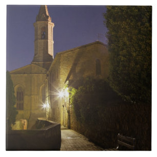 Nattvy av kyrka i skymningen, Pienza, Italien Kakelplatta