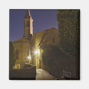 Nattvy av kyrka i skymningen, Pienza, Italien Magnet