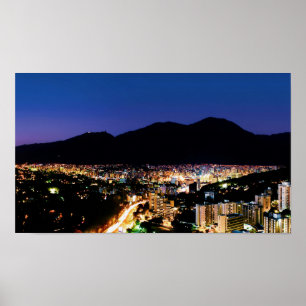 Nattvy över Caracas City och Avila-berget Poster