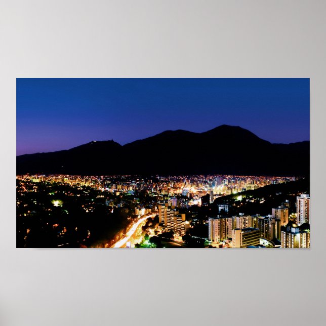 Nattvy över Caracas City och Avila-berget Poster (Framsidan)