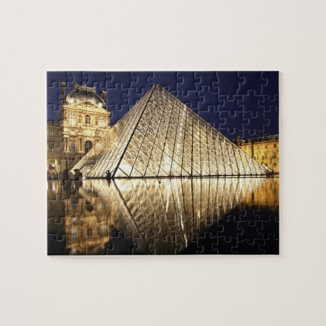 Nattvy över den glasklädda pyramiden vid Musee du Pussel (Horisontell)
