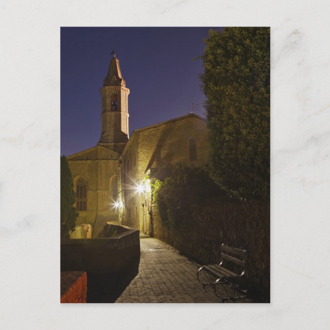 Nattvy över kyrkan i skymningen, Pienza, Italien Vykort (Framsida)