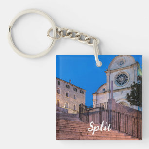 Nattvy över trappor och kyrka i Split, Kroatien