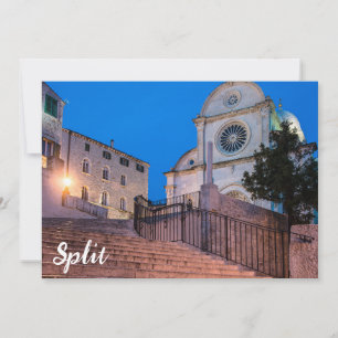 Nattvy över trappor och kyrka i Split, Kroatien