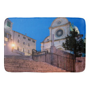 Nattvy över trappor och kyrka i Split, Kroatien Badrumsmatta