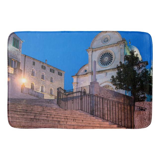 Nattvy över trappor och kyrka i Split, Kroatien Badrumsmatta (Framsidan)