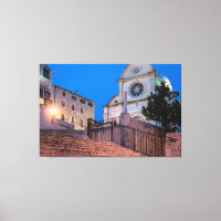 Nattvy över trappor och kyrka i Split, Kroatien