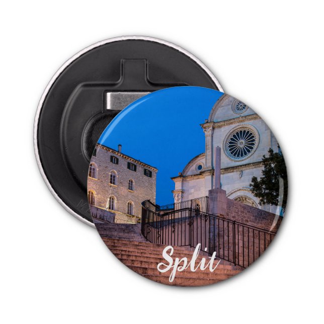 Nattvy över trappor och kyrka i Split, Kroatien Flasköppnare (Framsidan)