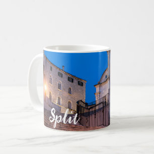 Nattvy över trappor och kyrka i Split, Kroatien Kaffemugg