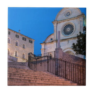 Nattvy över trappor och kyrka i Split, Kroatien Kakelplatta