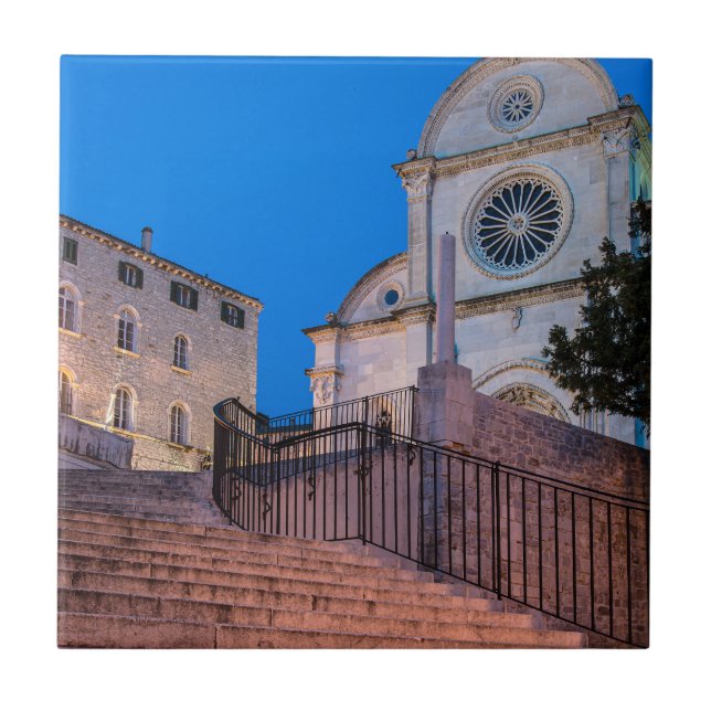 Nattvy över trappor och kyrka i Split, Kroatien Kakelplatta (Framsidan)
