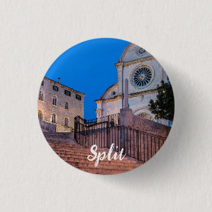 Nattvy över trappor och kyrka i Split, Kroatien Knapp