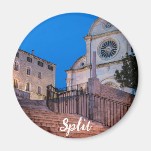 Nattvy över trappor och kyrka i Split, Kroatien Magnet
